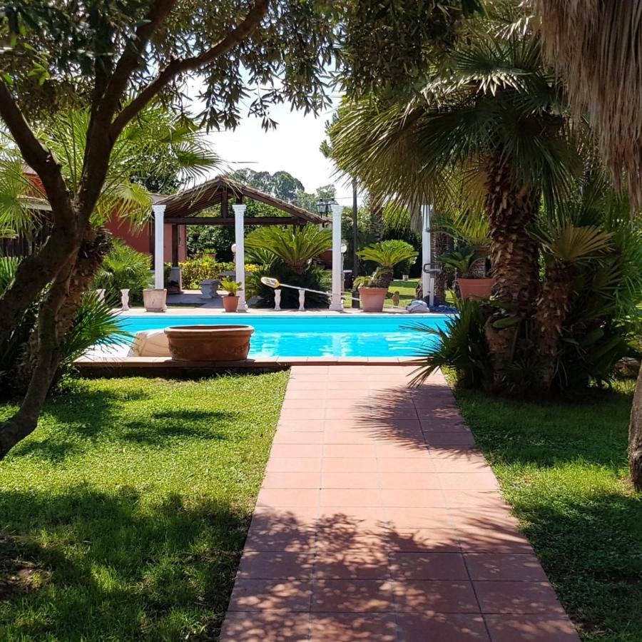 Chalet L Oasi Di Ambra 8 Posti Letto Con Uso Piscina Ardea Bagian luar foto